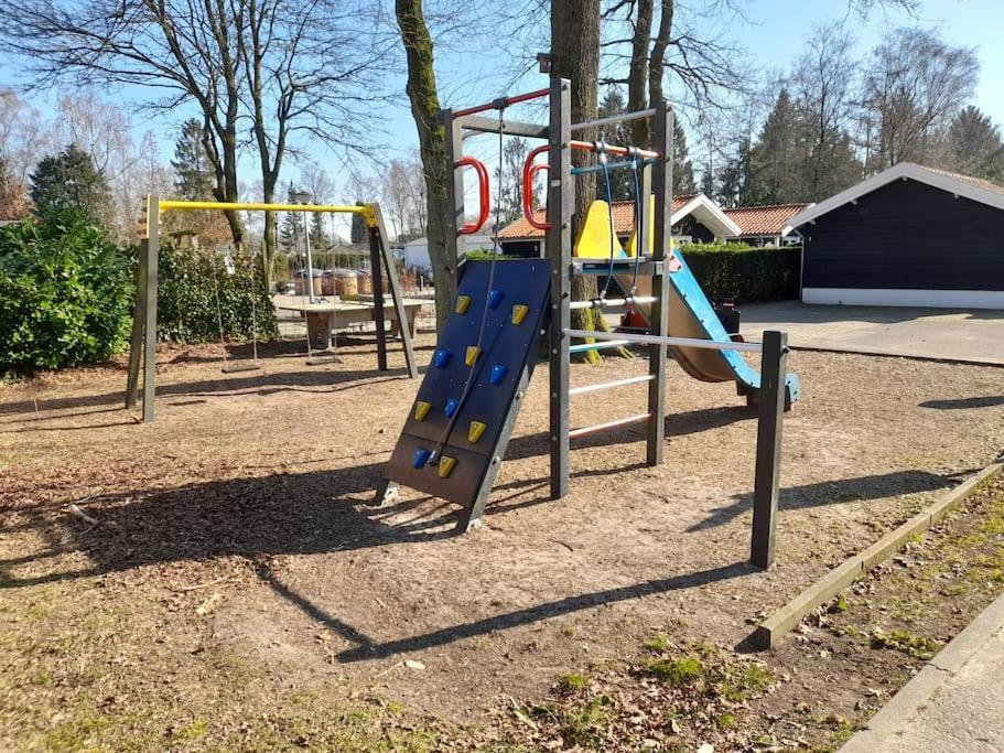 Gezellig Ingerichte Blokhut Op Een Rustig Park! พุทเทิน ภายนอก รูปภาพ