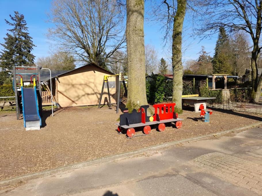 Gezellig Ingerichte Blokhut Op Een Rustig Park! พุทเทิน ภายนอก รูปภาพ